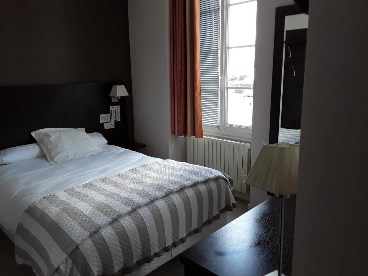 Готель Le Relais Saint-Quentin-les-Anges Екстер'єр фото